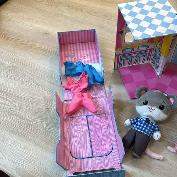 Tiny Tukins play house and crib set with family and extra family & wardrobe nwot - Picture 8 of 12